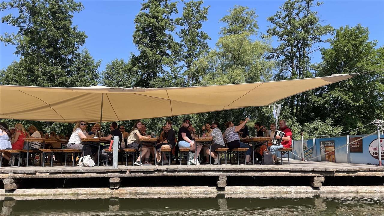 vorbeifahrendes Floß