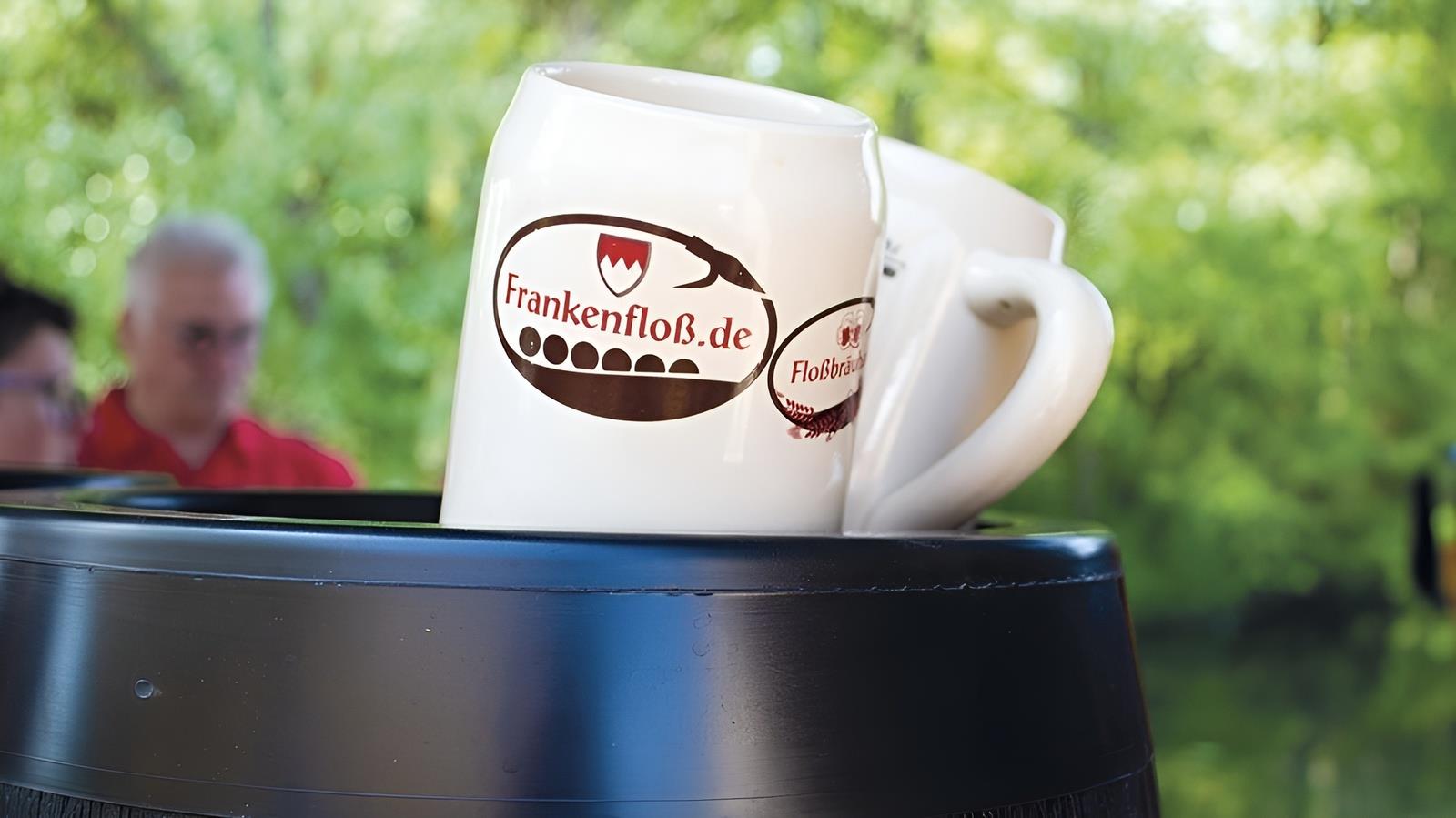 Steinkrüge für kühles bayerisches Bier vom Thermofass